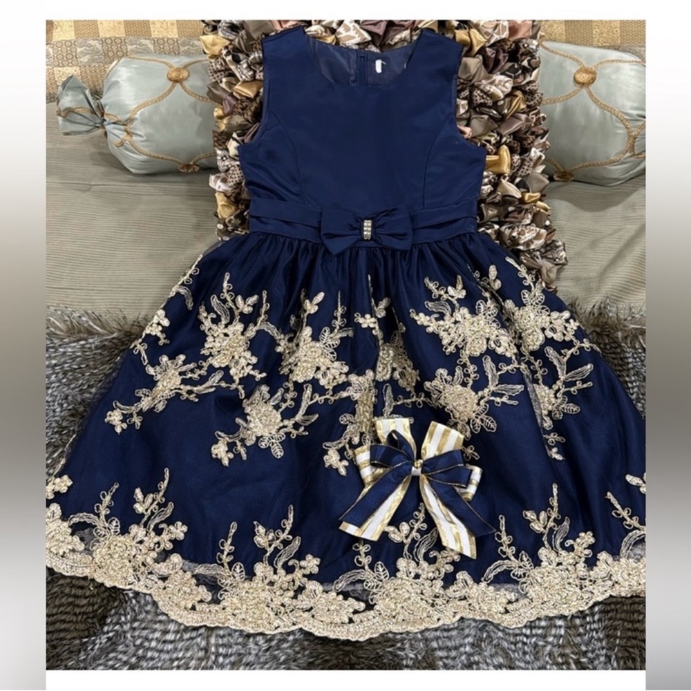 Kids dress size 7 with matching bow price is firm